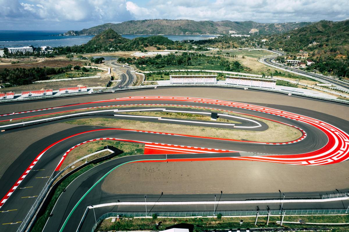 Infographic showing global slot car racing market size ($250M), top regions (EU 45%, North America 30%), and growth trends 2020-2024