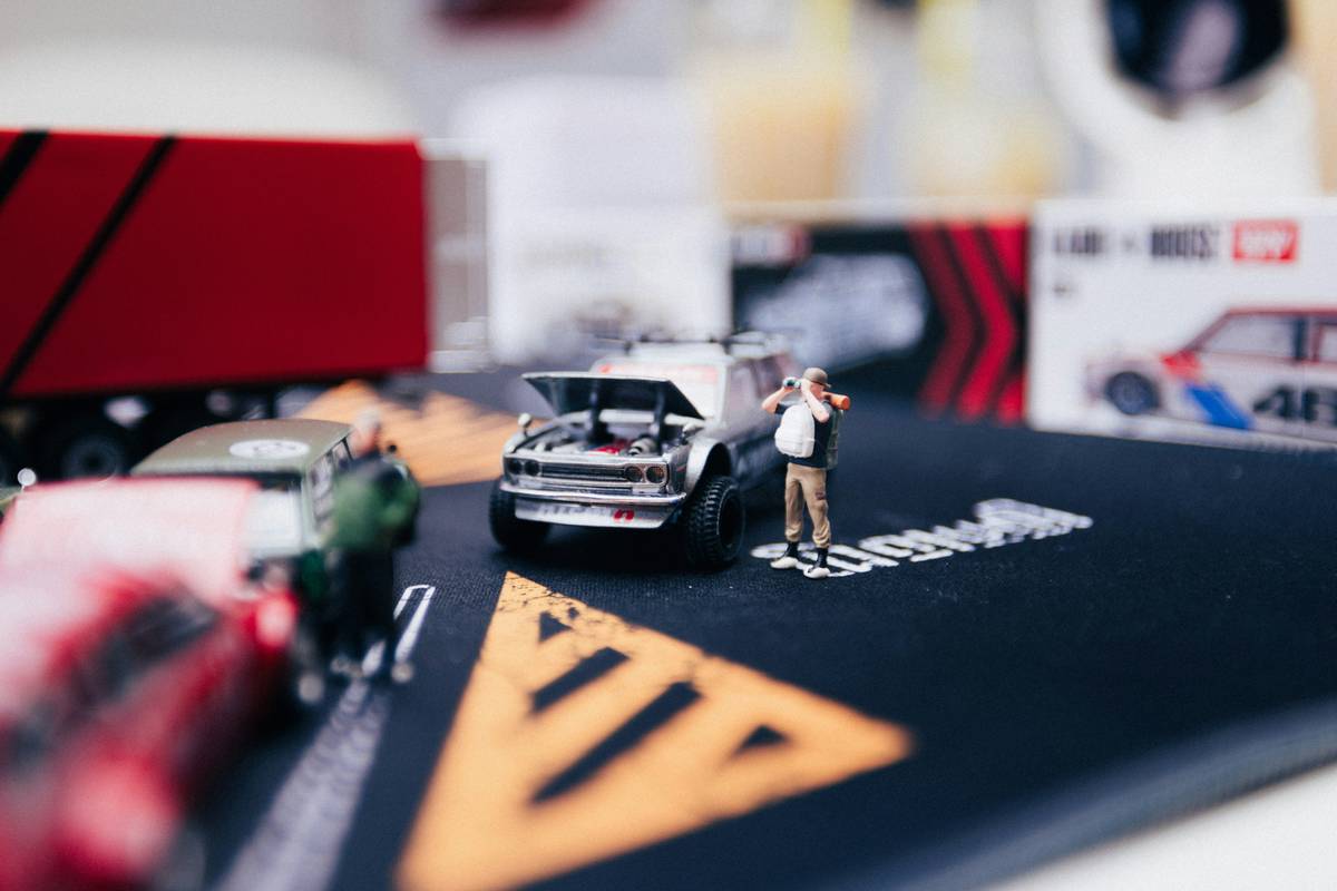 Infographic showing key slot car racing rules: no throttle during pit stops, max 2 crash recoveries per lap, lane change only at designated crossover points